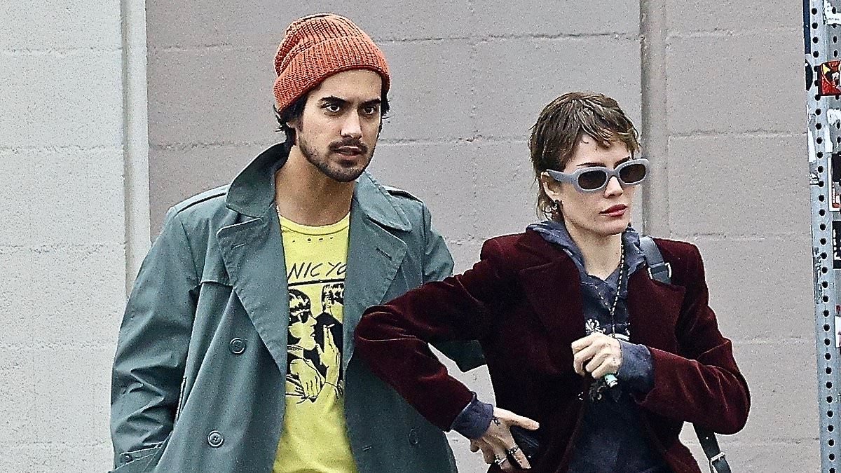 taylor-alert-–-halsey-enjoys-steamy-pda-with-actor-boyfriend-avan-jogia-on-trip-to-supermarket
