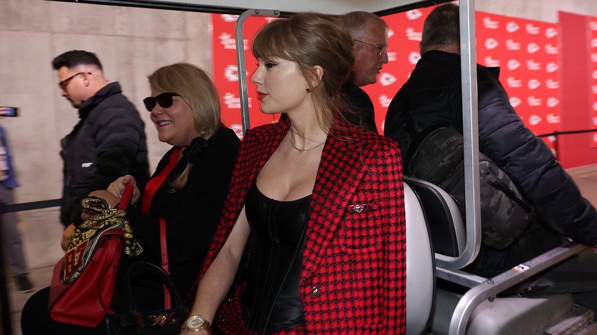 taylor-alert-–-fans-are-convinced-taylor-swift’s-mom’s-lucky-charm-is-the-reason-the-kansas-city-chiefs-can’t-stop-winning