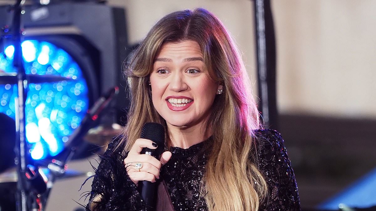 taylor-alert-–-kelly-clarkson,-43,-gets-rare-‘bad’-career-news…-after-that-unexplained-absence-from-her-talk-show
