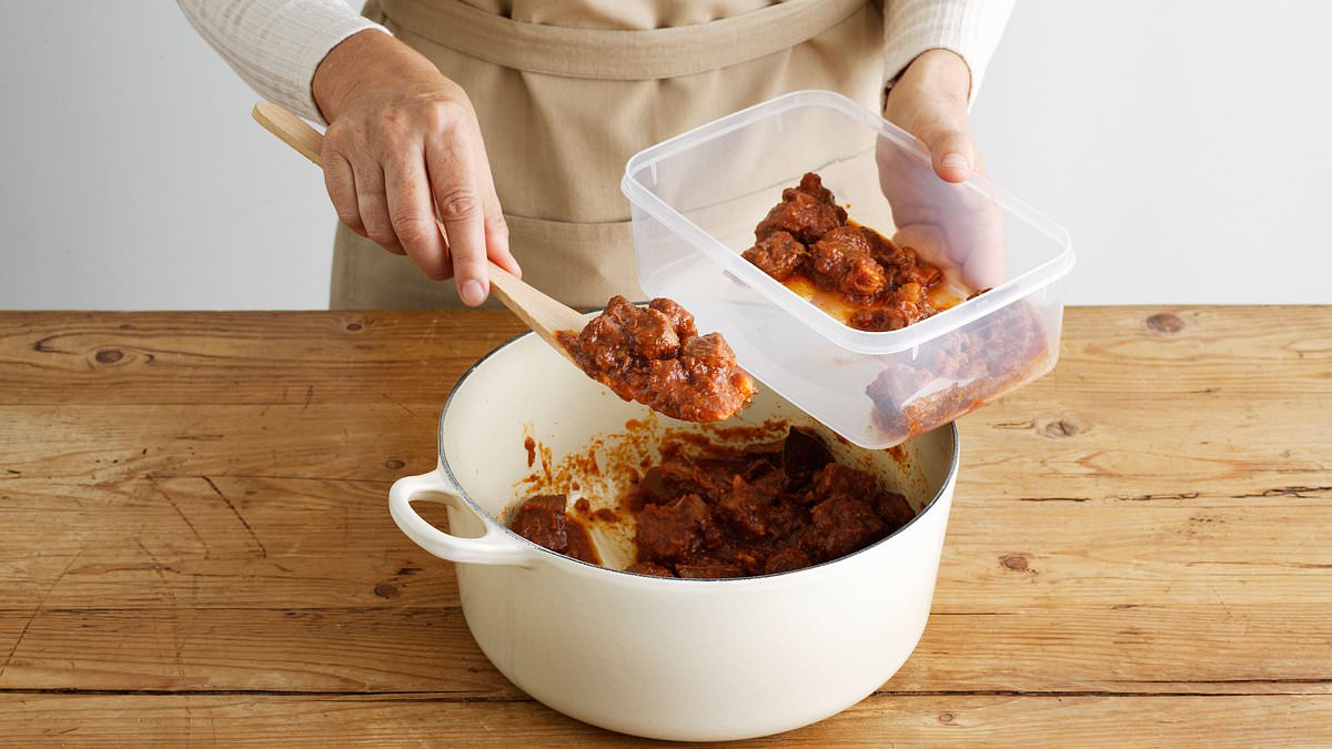 taylor-alert-–-you’re-cleaning-your-tupperware-wrong!-scientists-reveal-the-simple-way-to-remove-orange-stains-from-containers-within-seconds