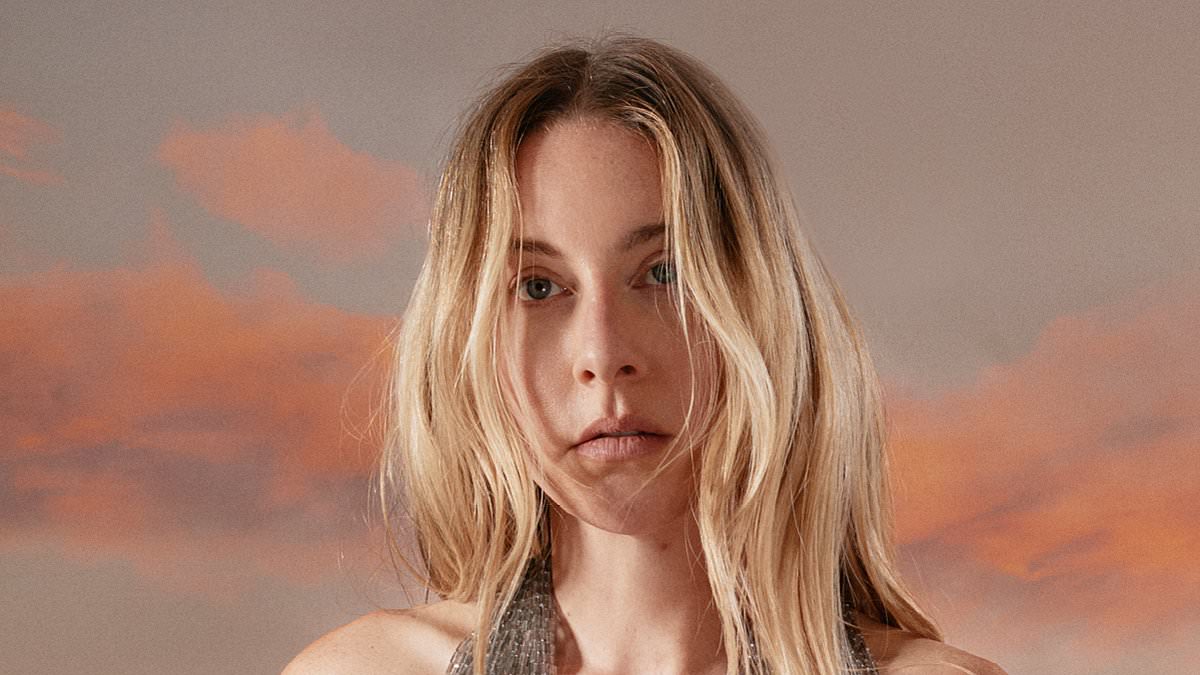 taylor-alert-–-haim-singer-este-reveals-a-boyfriend-once-broke-up-with-her-over-her-health-condition-as-the-sisters-share-their-dating-horror-stories-for-gq-cover